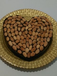 Una foto de Turrón de chocolate con jengibre, limón y almendras