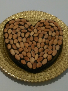 Una foto de Turrón de chocolate con jengibre, limón y almendras