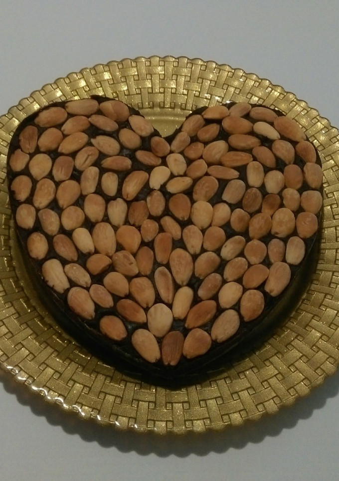 Una foto de Turrón de chocolate con jengibre, limón y almendras