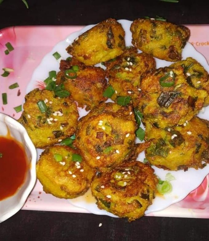 हरे प्याज़ के पकोड़े (Hare Pyaz ke Pakode recipe in Hindi) रेसिपी मुख्य फोटो