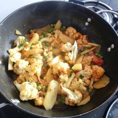 A picture of Gobhi Matar Aloo sabzi.
