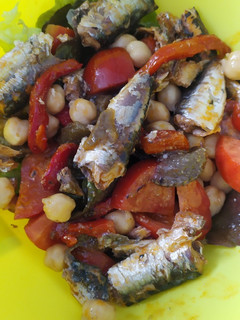 Una foto de Ensalada con sardinillas 🥬