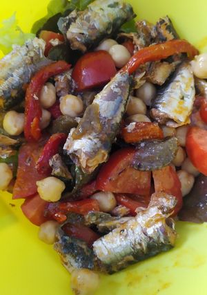 Una foto de Ensalada con sardinillas 🥬