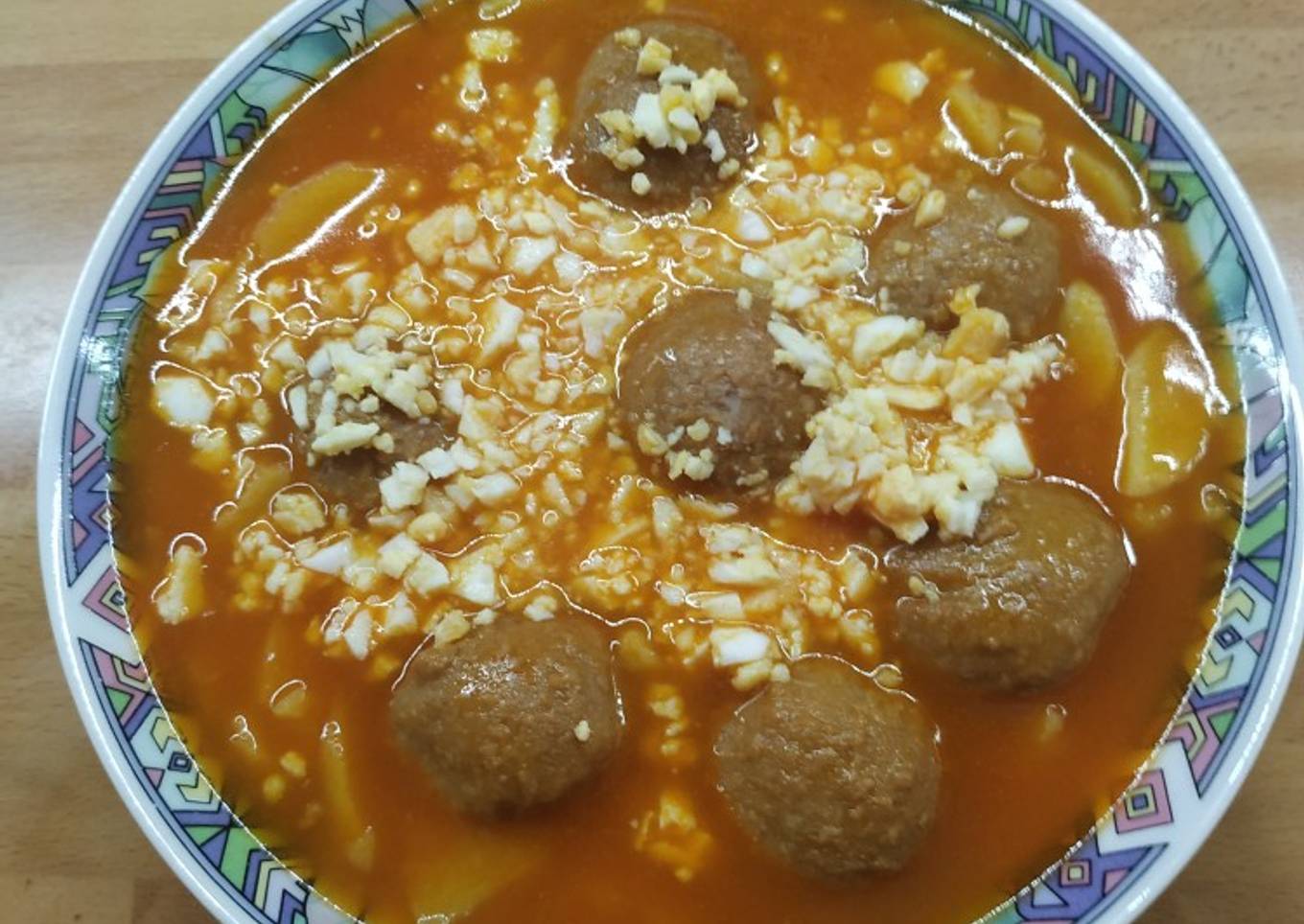 Albóndigas con patatas y huevo cocido