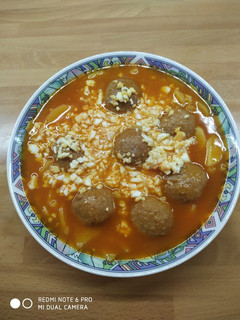Una foto de Albóndigas con patatas y huevo cocido