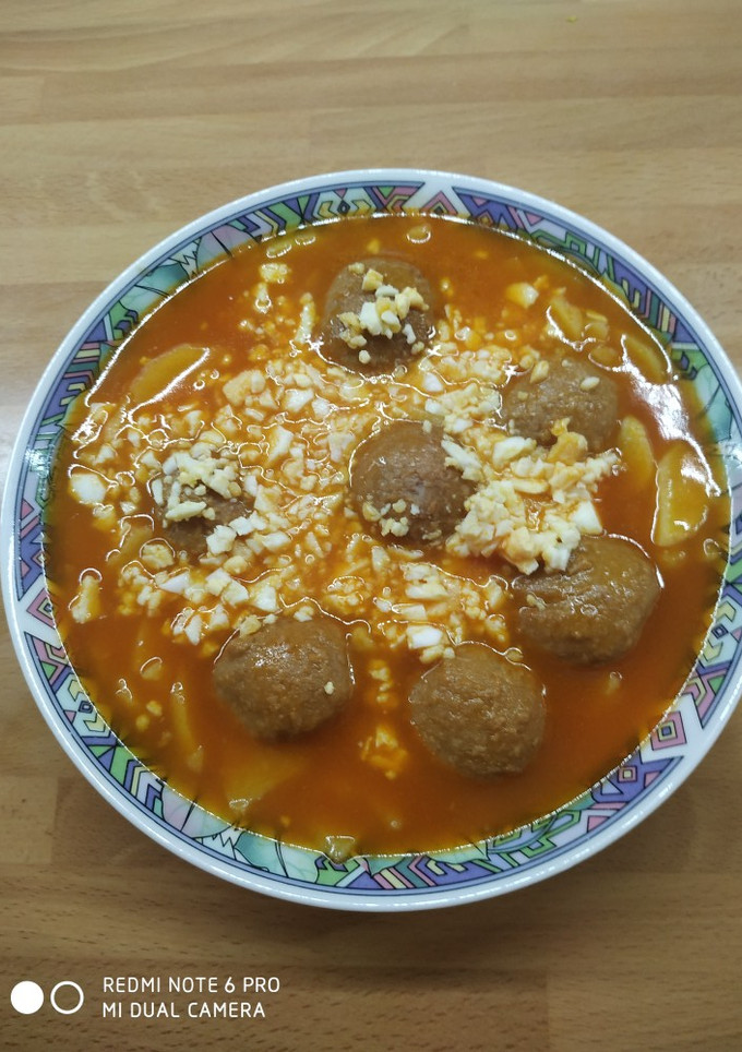 Una foto de Albóndigas con patatas y huevo cocido