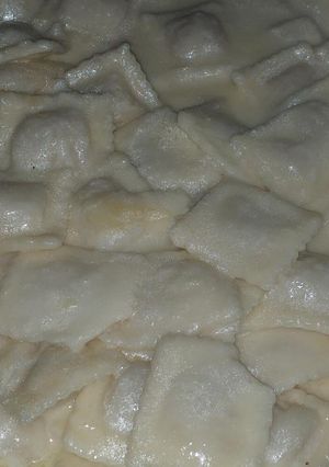 Una foto de Ravioles con salsa de queso y manteca
