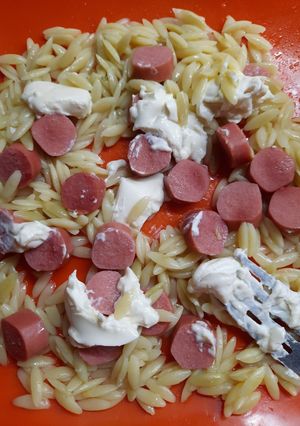 Una foto de Riso con salchichas y queso crema