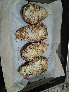Una foto de Berenjena rellena de atún, champiñones, cebolla y ajo