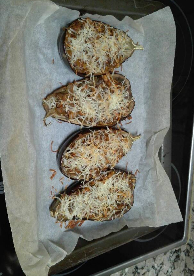 Una foto de Berenjena rellena de atún, champiñones, cebolla y ajo