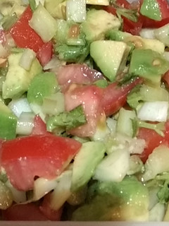 Una foto de Ensalada de apio, palta y tomate