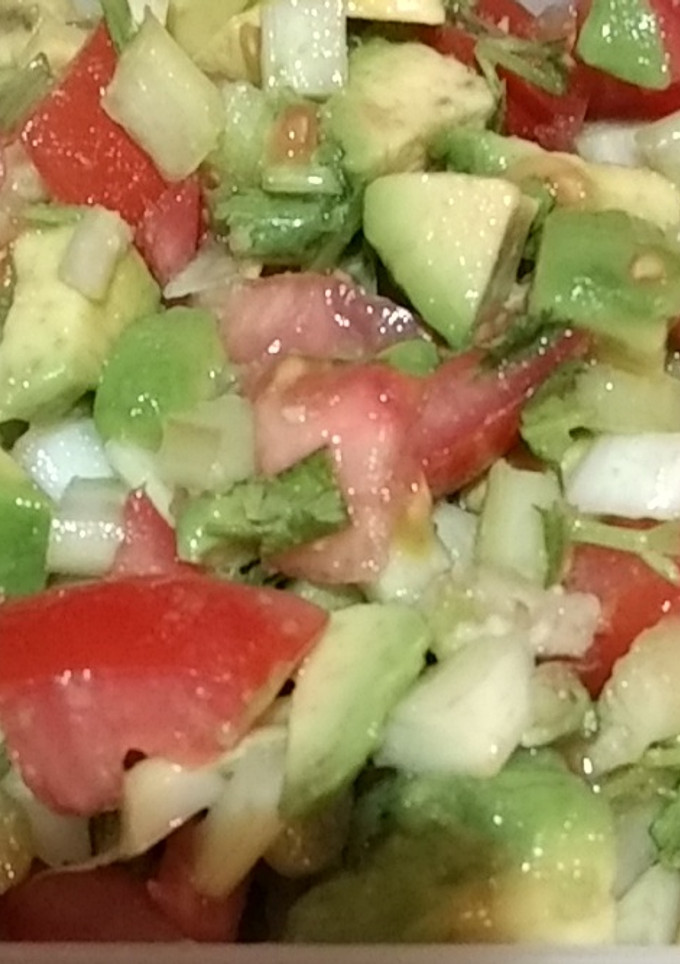 Una foto de Ensalada de apio, palta y tomate