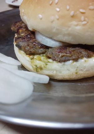 A picture of Fusion chapli burger 🍔.