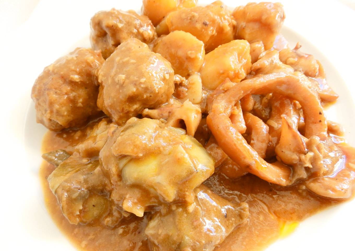 Albondigas de carne con alcachofa y calamar