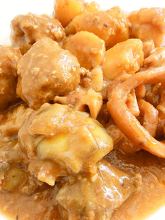 Una foto de Albondigas de carne con alcachofa y calamar