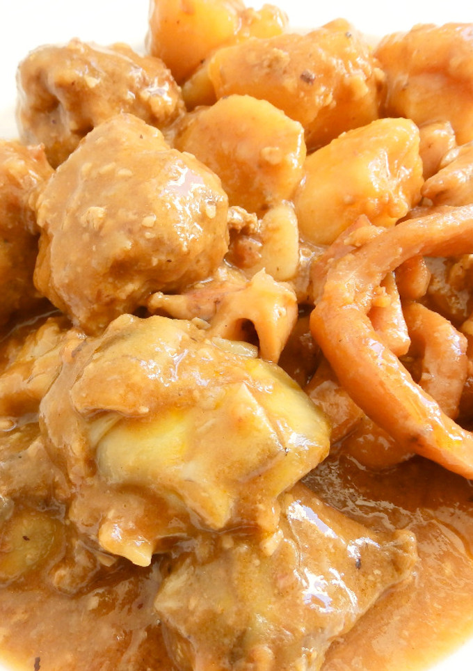 Una foto de Albondigas de carne con alcachofa y calamar