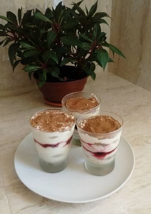 Una foto de Tiramisu de frutos rojos