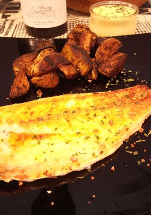 Una foto de Lubina a la Plancha con Patatas Gajo al Horno y Mayonesa de Lima