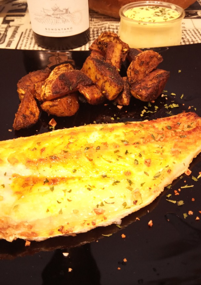 Una foto de Lubina a la Plancha con Patatas Gajo al Horno y Mayonesa de Lima