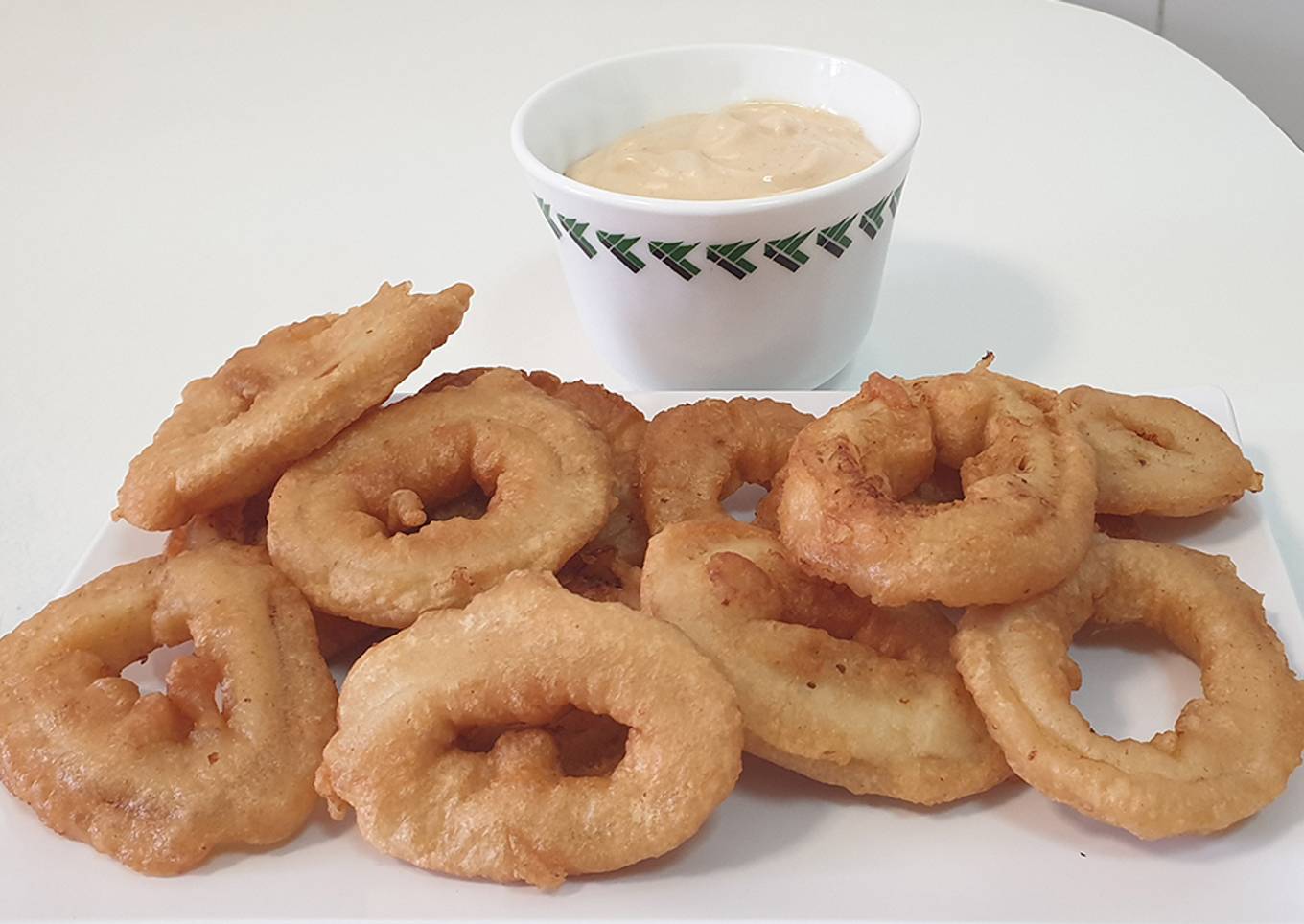 Calamares a la romana con mayonesa picante