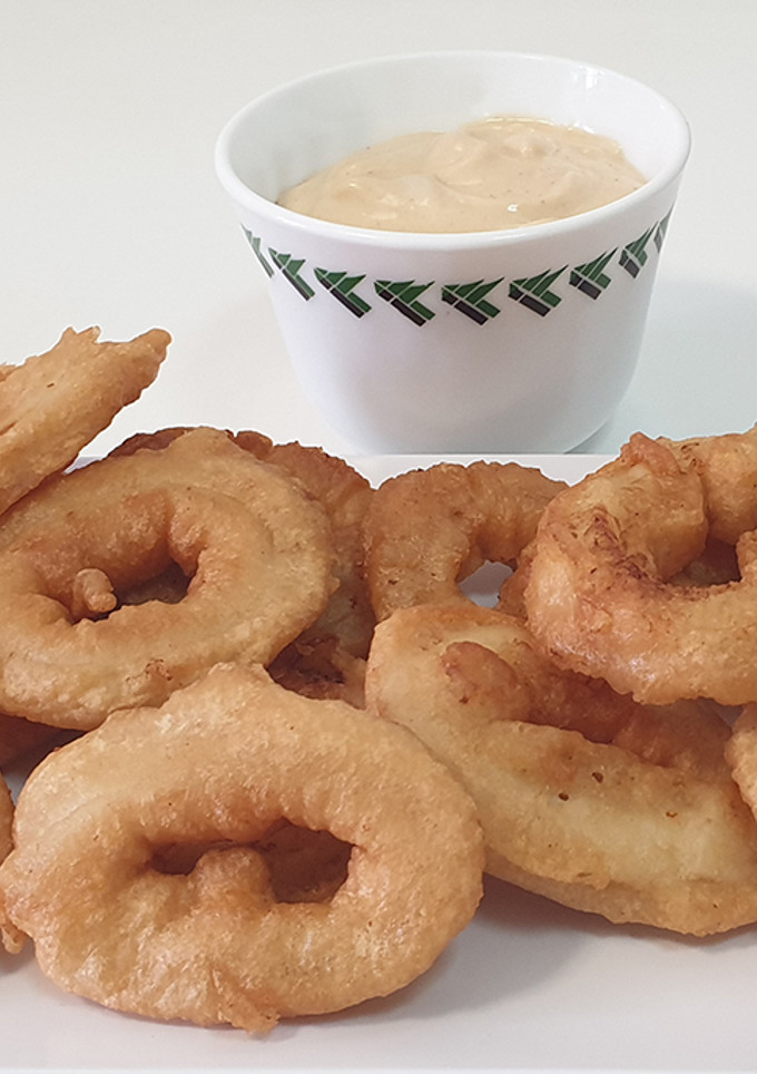 Una foto de Calamares a la romana con mayonesa picante