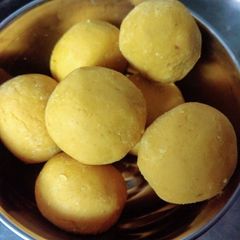 A picture of Besan ka ladoo.
