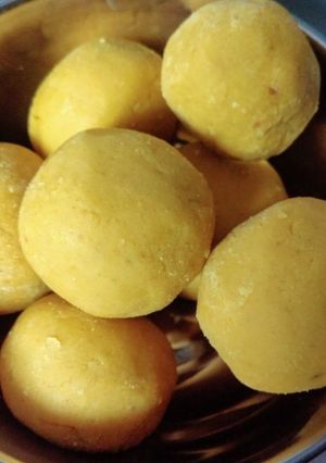 A picture of Besan ka ladoo.