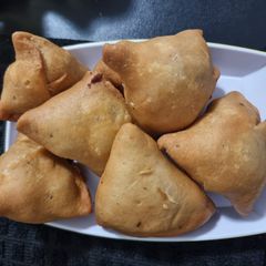 A picture of Punjabi samosa.
