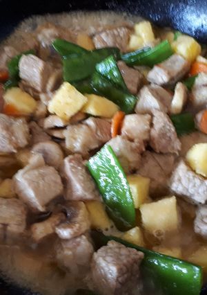 Une photo de Veau à la pâte de curry vert avec petits légumes et riz nature parfumé