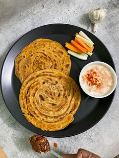 स्पाइसी गार्लिक मसाला लच्छा पराठा (Spicy Garlic masala lachha paratha recipe in Hindi) रेसिपी मुख्य फोटो