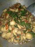 ผัดกะเพราไก่ใส่ลูกชิ้นปลา