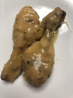 Una foto de Muslos de pollo 🍗 en salsa