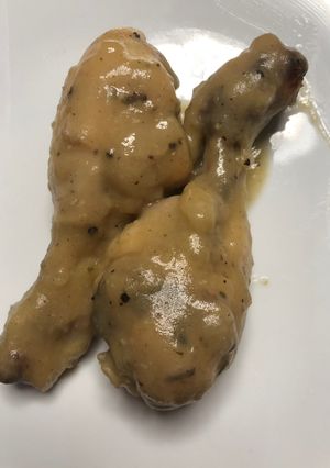 Una foto de Muslos de pollo 🍗 en salsa