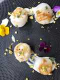 Capesante lardellate con fonduta di parmigiano, miele e frutta secca