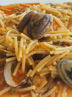 Una foto de Fideos con Almejas y Langostinos