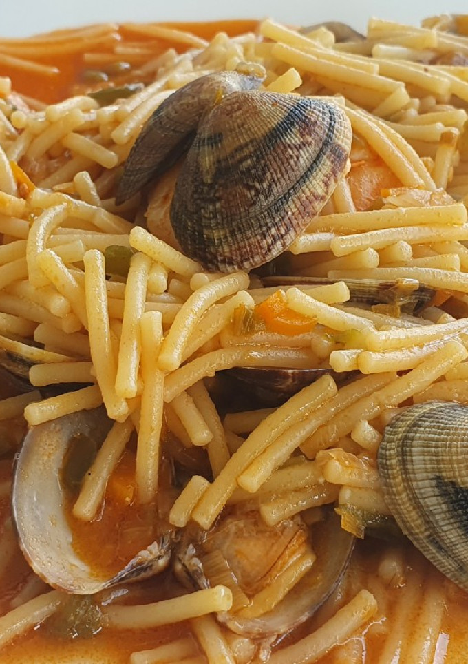 Una foto de Fideos con Almejas y Langostinos