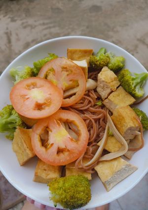 Hình của món Bún gạo lứt xào chay (ăn kiêng).