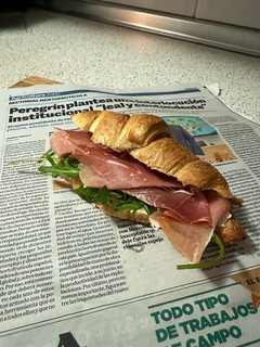 Una foto de Croissant rellenos de jamón
