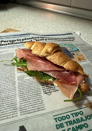 Una foto de Croissant rellenos de jamón