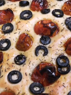Una foto de Focaccia de tomates confitados, aceitunas negras y romero