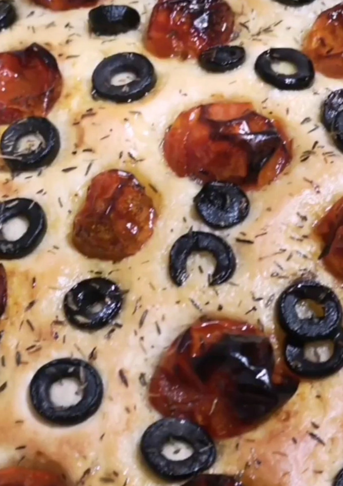Una foto de Focaccia de tomates confitados, aceitunas negras y romero