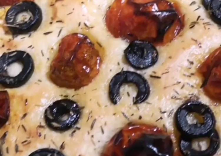 Focaccia de tomates confitados, aceitunas negras y romero