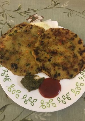 A picture of Oats.suji and vegie uttapam.