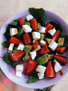 Una foto de Ensalada de Espinacas, Fresas, Aguacate y Mozzarella