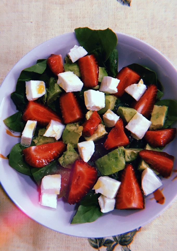 Una foto de Ensalada de Espinacas, Fresas, Aguacate y Mozzarella