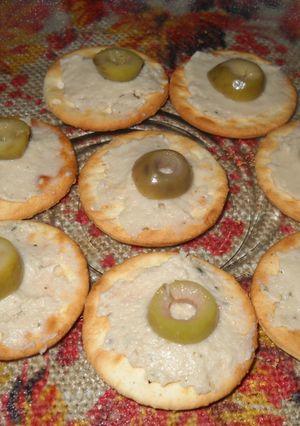 Una foto de Simple o elaborado juntada con amigos: galletitas paté de trucha, morcilla, puré de zanahoria