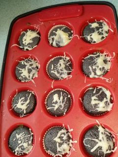 A picture of Ube/taro cup cake.