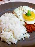 Típico plato BORICUA "Arroz con Corned Beef montado a Caballo"