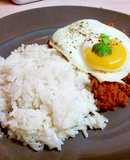 Típico plato BORICUA "Arroz con Corned Beef montado a Caballo"