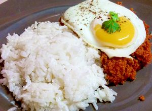 Una foto de Típico plato BORICUA "Arroz con Corned Beef montado a Caballo"